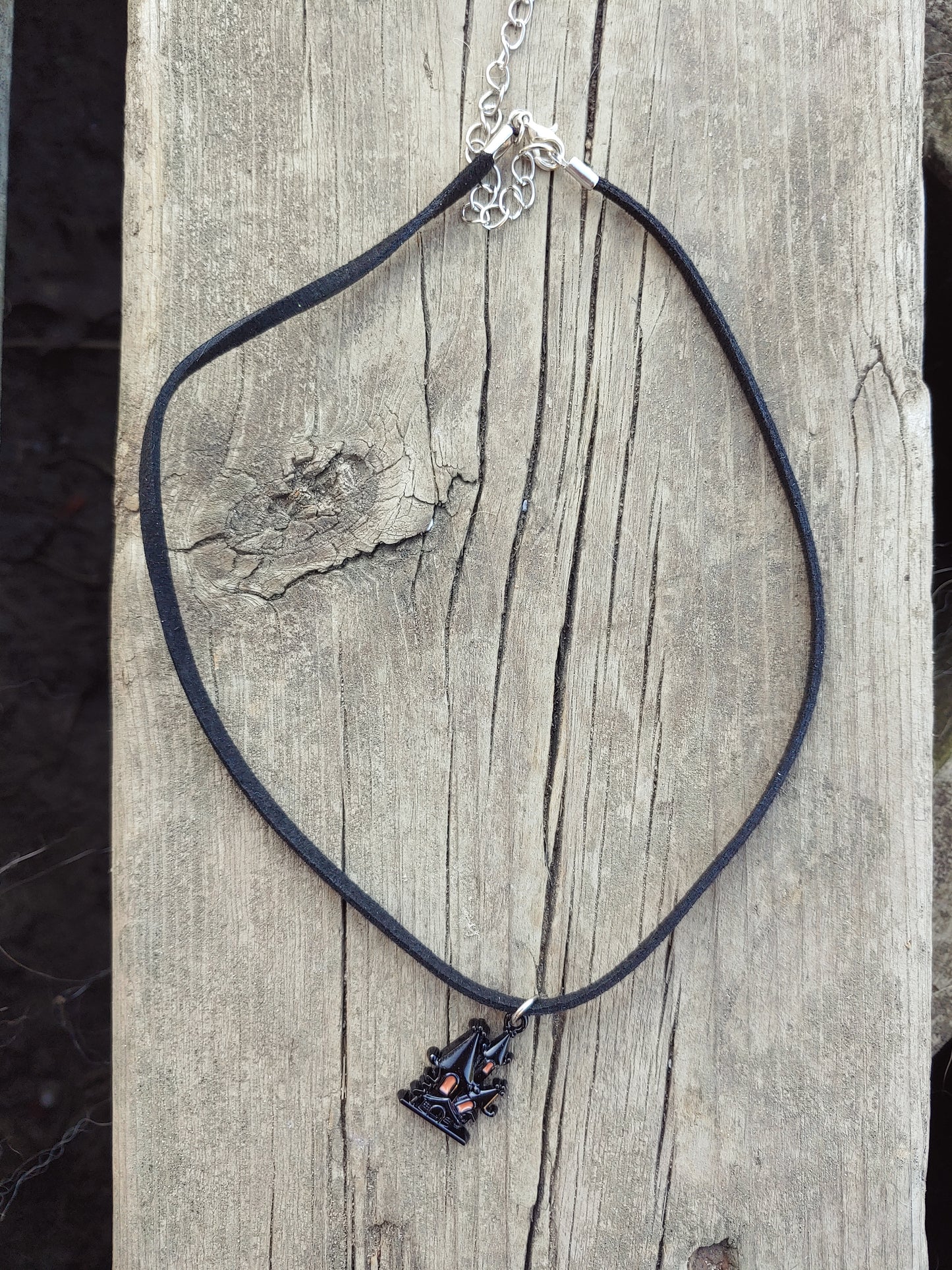 Haunted house choker