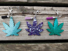 Load image into Gallery viewer, Leaf keychain